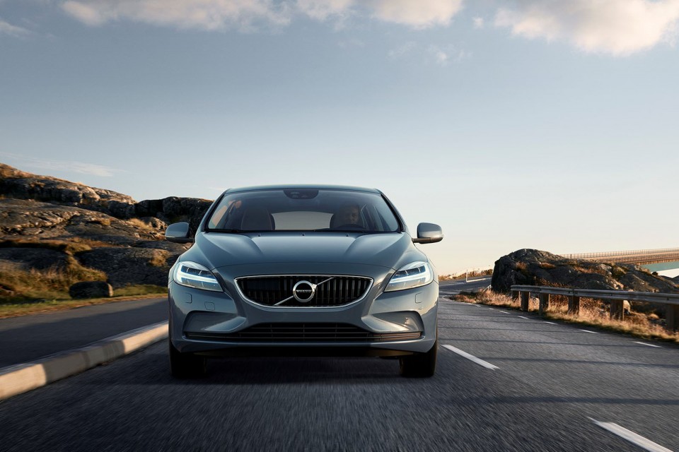 Photo officielle Volvo V40 T4 Momentum restylée (2016)