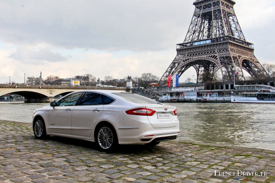 Photo 3/4 arrière Ford Mondeo Vignale Hybrid (2016)