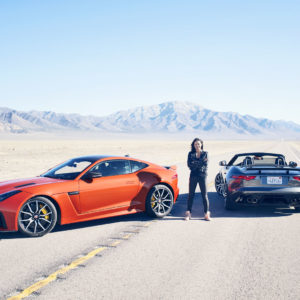 Photo officielle Jaguar F-Type SVR et Michelle Rodriguez (2016)