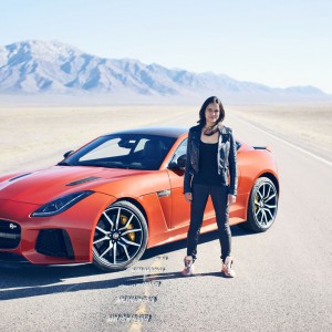 Photo officielle Jaguar F-Type SVR et Michelle Rodriguez (2016)