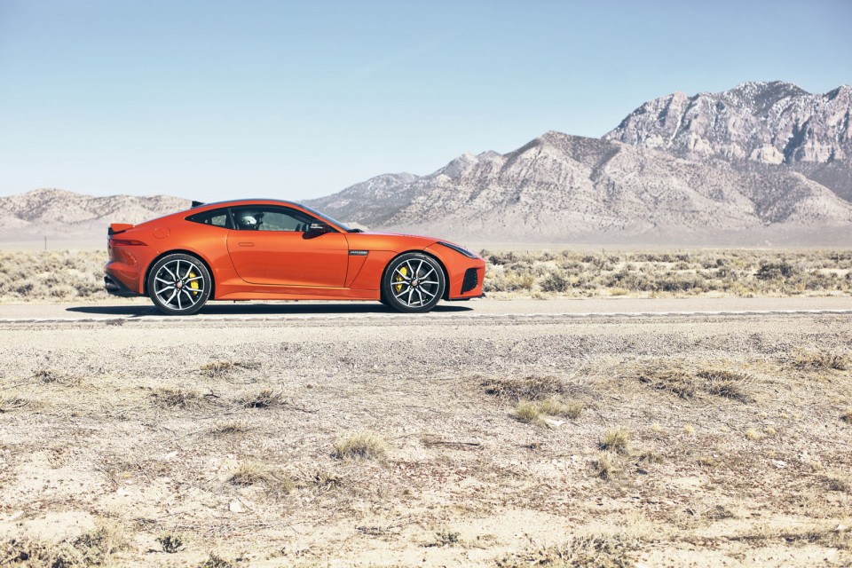 Photo officielle Jaguar F-Type SVR et Michelle Rodriguez (2016)