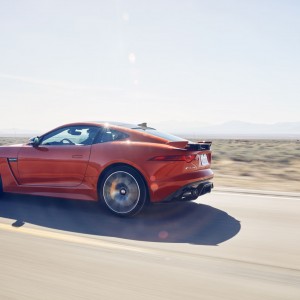 Photo officielle Jaguar F-Type SVR et Michelle Rodriguez (2016)