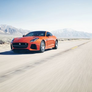 Photo officielle Jaguar F-Type SVR et Michelle Rodriguez (2016)