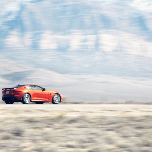 Photo officielle Jaguar F-Type SVR et Michelle Rodriguez (2016)