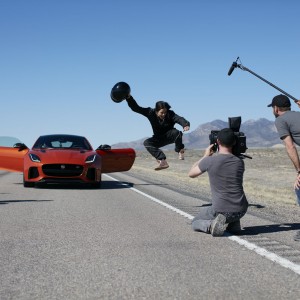 Photo officielle Jaguar F-Type SVR et Michelle Rodriguez (2016)