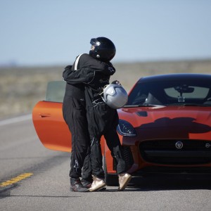 Photo officielle Jaguar F-Type SVR et Michelle Rodriguez (2016)