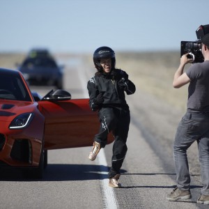 Photo officielle Jaguar F-Type SVR et Michelle Rodriguez (2016)