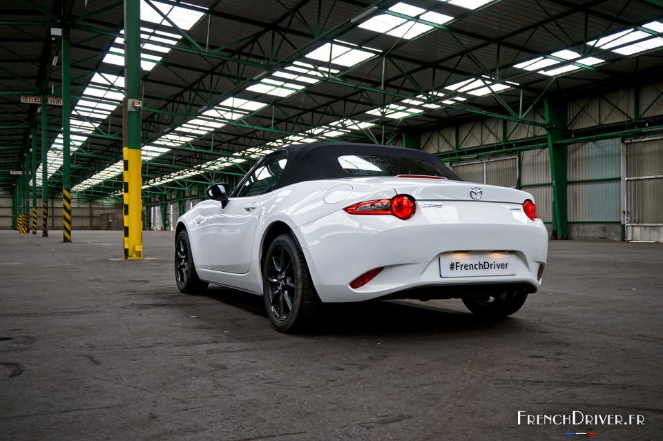 Photo 3/4 arrière Mazda MX-5 (2016)