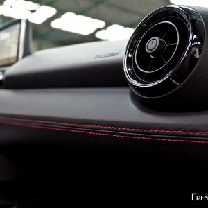 Photo surpiqures planche de bord Mazda MX-5 (2016)