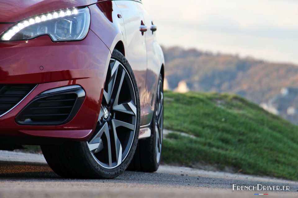 Photo jantes alliage Peugeot 308 GTi by Peugeot Sport (2015)