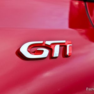 Photo sigle Peugeot 308 GTi by Peugeot Sport (2015)