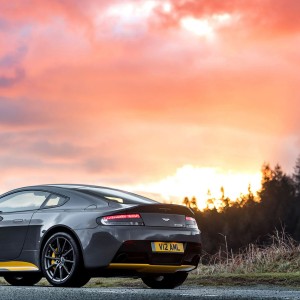 Photo 3/4 arrière Aston Martin V12 Vantage S (2016)