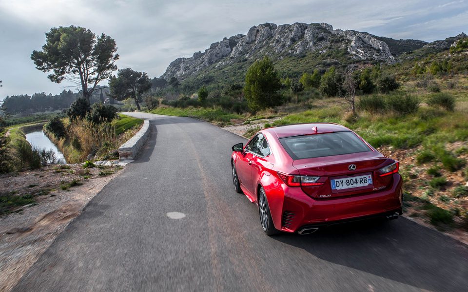 Photo 3/4 arrière Lexus RC 300h F Sport (2016)