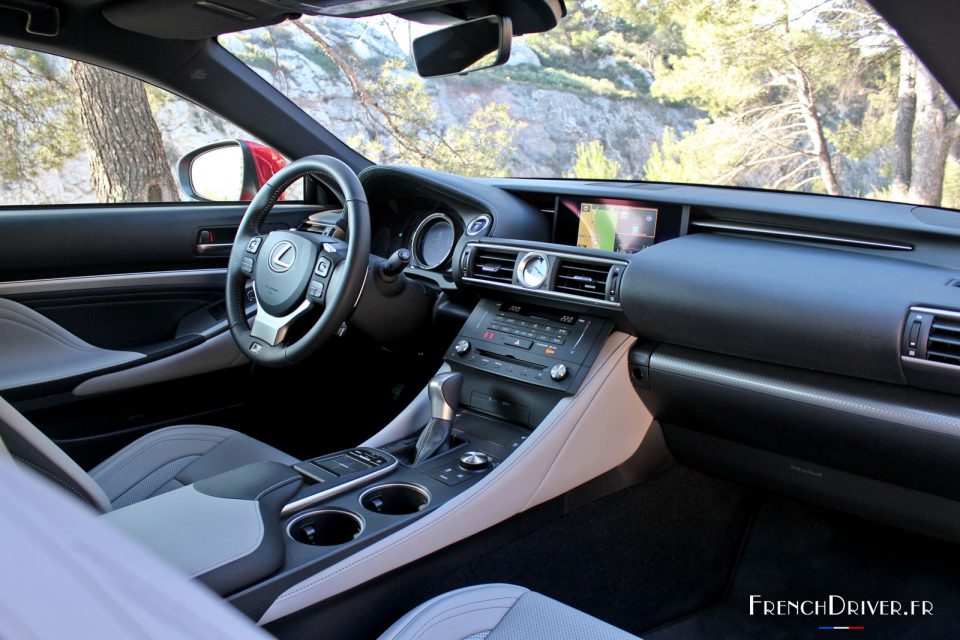 Photo intérieur cuir Lexus RC 300h F Sport (2016)