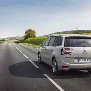 Photo 3/4 arrière dynamique nouveau Citroën Grand C4 Picasso (