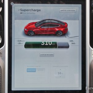 Photo supercharge écran tactile Tesla Model S P90D (2016)