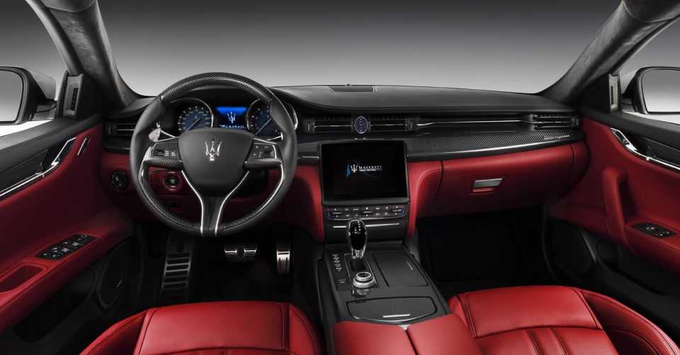 Photo tableau de bord cuir rouge Maserati Quattroporte restylée