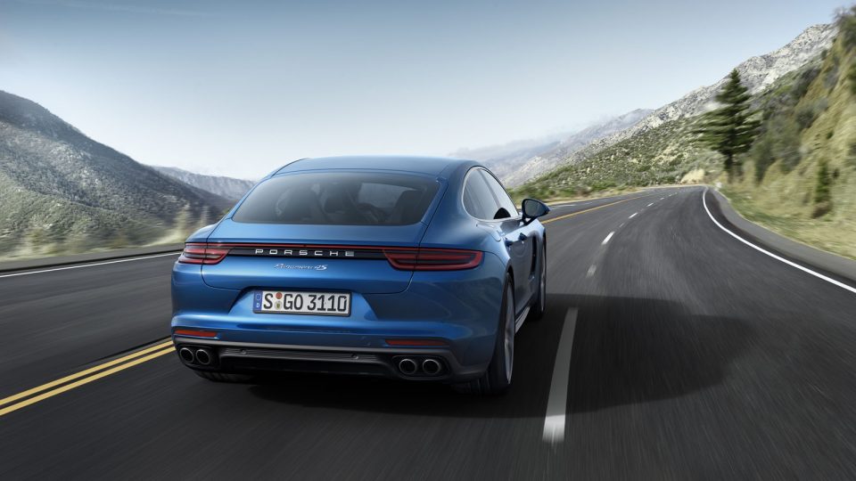 Photo 3/4 arrière nouvelle Porsche Panamera 4S (2016)