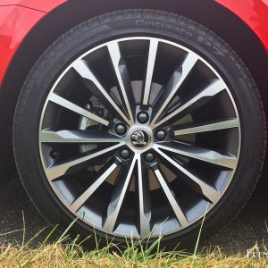 Photo jante aluminium Skoda Superb Combi et remorque (2016)