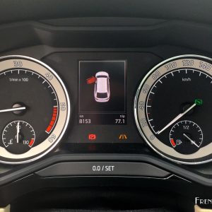 Photo combiné compteurs Skoda Superb Combi et remorque (2016)