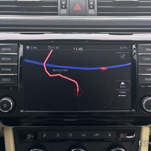 Photo écran tactile GPS Skoda Superb Combi et remorque (2016)