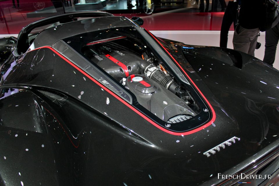 Photo moteur V12 Ferrari LaFerrari Aperta - Mondial Auto Paris 2016