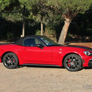 Photo profil capote ouverte Abarth 124 Spider (2016)