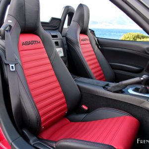 Photo sièges cuir noir rouge Abarth 124 Spider (2016)