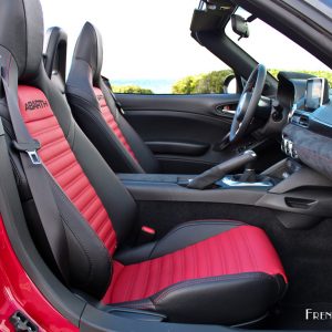 Photo intérieur cuir noir rouge Abarth 124 Spider (2016)