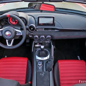 Photo intérieur cuir alcantara Abarth 124 Spider (2016)