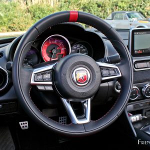 Photo volant cuir Abarth 124 Spider (2016)