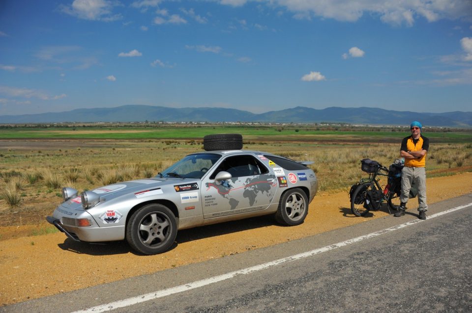 Un incroyable tour du monde à bord d’une Porsche 928 GT