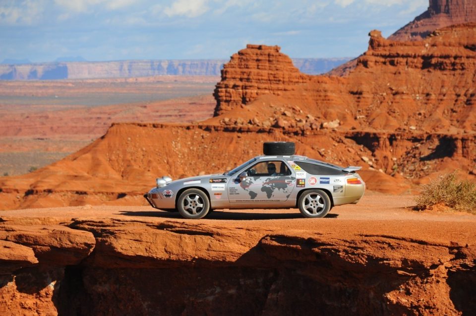 Un incroyable tour du monde à bord d’une Porsche 928 GT