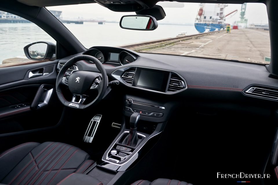 Photo intérieur cuir noir Peugeot 308 SW GT BlueHDi 180 (2016)