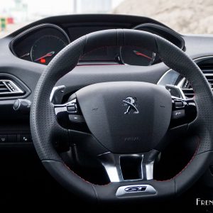 Photo volant cuir Peugeot 308 SW GT BlueHDi 180 (2016)