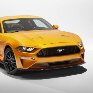 Photo 3/4 avant Orange Fury Ford Mustang GT V8 restylée (2017)