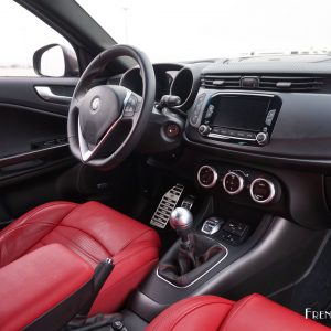 Photo intérieur cuir rouge Alfa Romeo Giulietta Pack Veloce (20