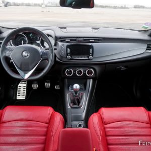 Photo tableau de bord intérieur cuir rouge Alfa Romeo Giulietta