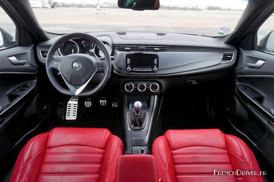 Photo tableau de bord intérieur cuir rouge Alfa Romeo Giulietta
