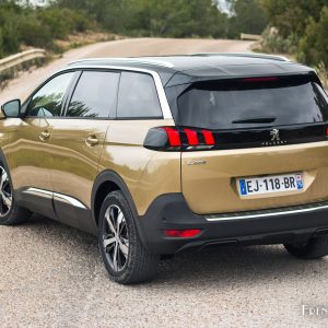 Photo 3/4 arrière nouveau SUV Peugeot 5008 II (2017)