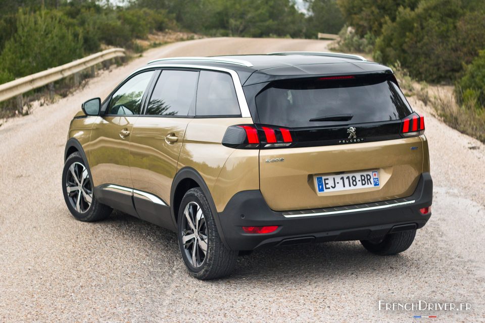 Photo 3/4 arrière nouveau SUV Peugeot 5008 II (2017)