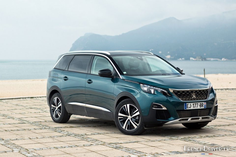 Photo 3/4 avant SUV Peugeot 5008 II (2017)