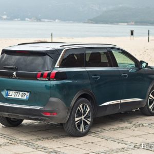 Photo 3/4 arrière SUV Peugeot 5008 II (2017)