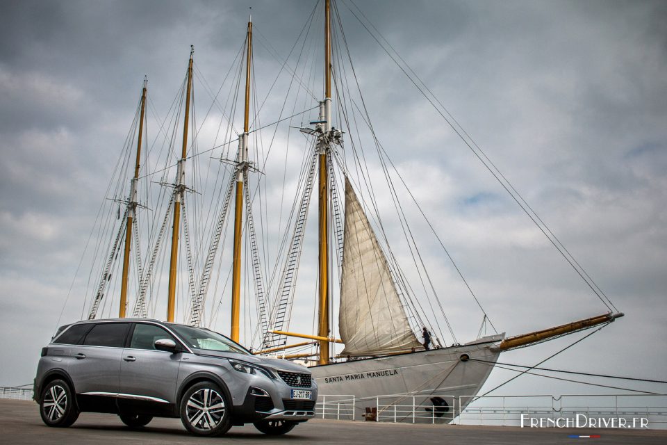 Photo 3/4 avant nouvelle Peugeot 5008 GT II (2017)