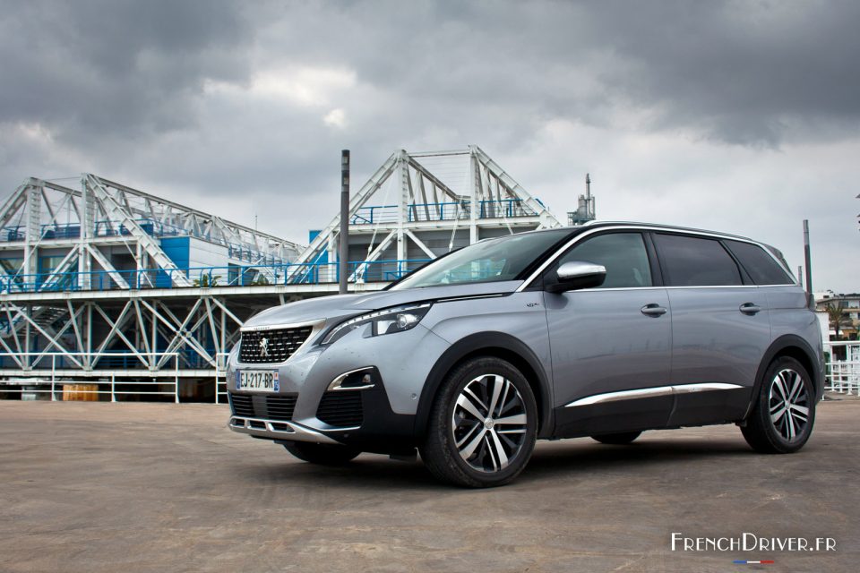 Photo 3/4 avant nouvelle Peugeot 5008 GT II (2017)