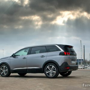 Photo 3/4 arrière nouvelle Peugeot 5008 GT II (2017)