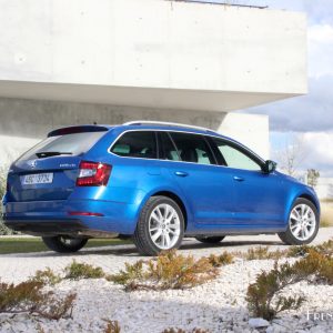 Photo 3/4 arrière Škoda Octavia Combi break restylée (2017)