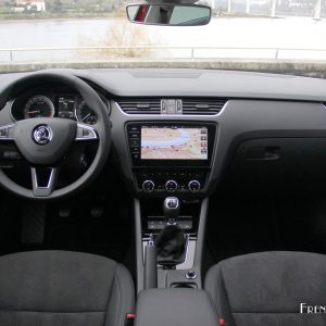 Photo tableau de bord Škoda Octavia restylée (2017)