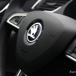 Photo volant cuir Škoda Octavia restylée (2017)