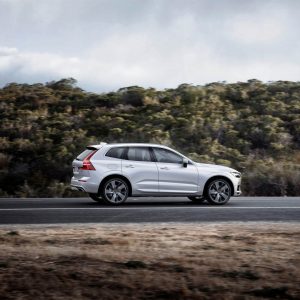 Photo officielle sur route Volvo XC60 R-Design (2017)